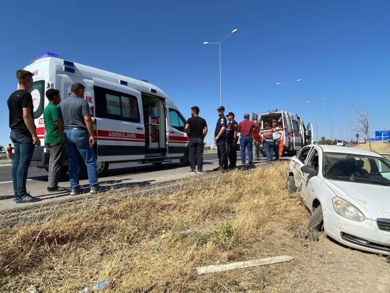 Eşmekaya’da Otomobil Yoldan Çıkarak Şarampole İndi