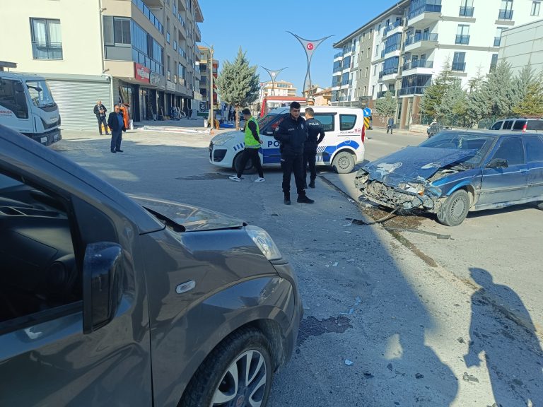 Eskil’de Trafik Kazası: 5 Kişi Yaralandı