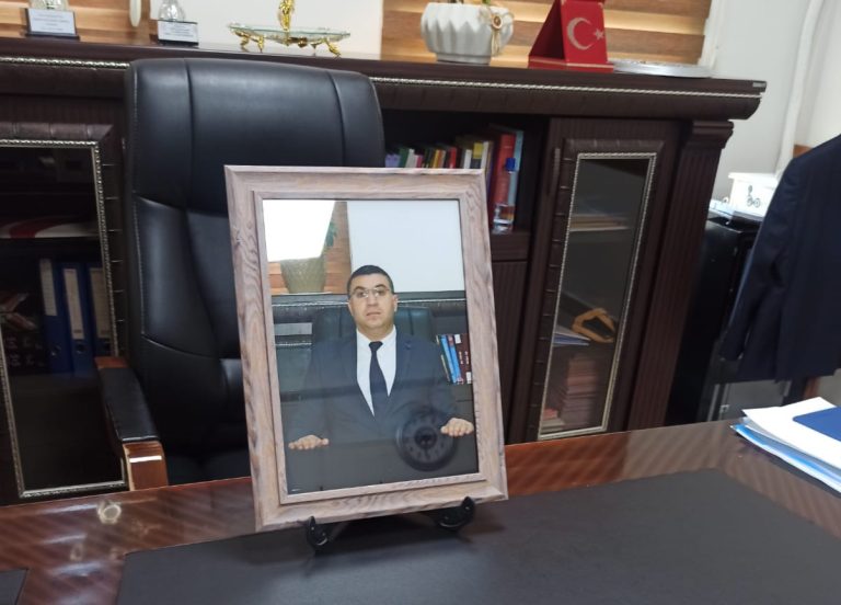 Müdür İbrahim Kılıçer’in  Masasına Karanfiller Bırakılacak